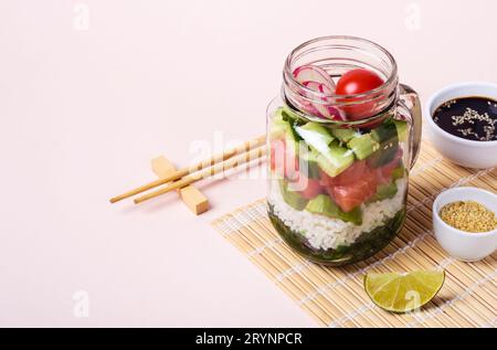 Insalata di pollo al salmone hawaiano in vaso di vetro con riso e verdure Foto Stock