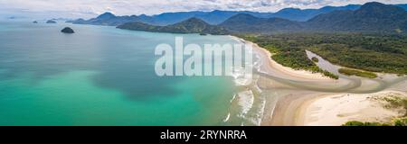 Vista aerea del litorale della Green Coast con acque turchesi, spiaggia, fiume e montagne verdi Foto Stock