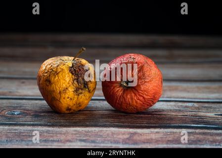 Mela marcillata rossa su un tavolo. Batteri infettano frutta marcio Foto Stock