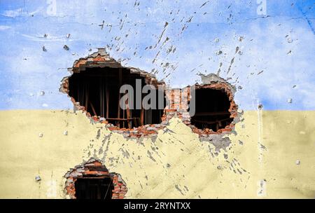 Esplosione danneggiato blu giallo casa muro guerra in Ucraina Foto Stock