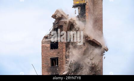 Colpito ed esplosione di un missile militare da combattimento in un edificio residenziale in Ucraina Foto Stock