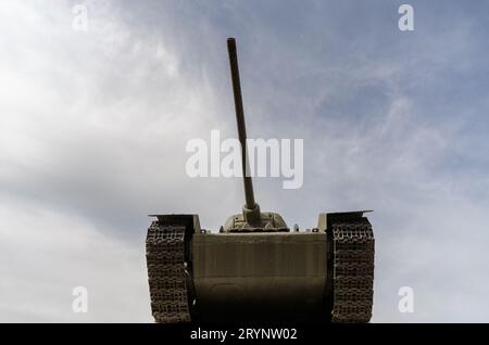 Carro armato militare in una strada cittadina in Ucraina Foto Stock