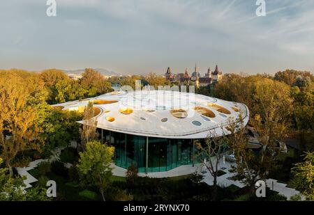 House of Music, Ungheria, sala di musica contemporanea. Edificio pubblico visitabile gratuitamente in un parco cittadino di Budapest. Architettura esclusiva e sagomata, wh Foto Stock