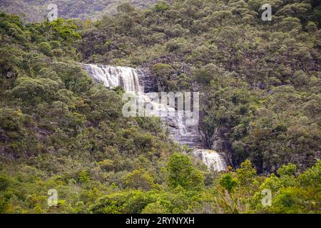 Piccola cascata a cascata nella fitta foresta pluviale, parco naturale di Caraca, Minas Gerais, Brasile Foto Stock