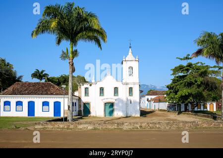 Chiesa Nossa Senhora das Dores (Madonna Addolorata) con due palme in una giornata di sole, storica per Foto Stock