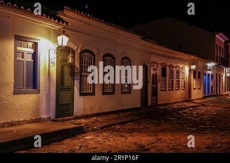 Suggestiva vista notturna delle strade e degli edifici illuminati nel centro storico di Paraty, Brasile, U Foto Stock