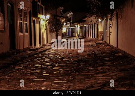 Suggestiva vista notturna delle strade e degli edifici illuminati nel centro storico di Paraty, Brasile, U Foto Stock