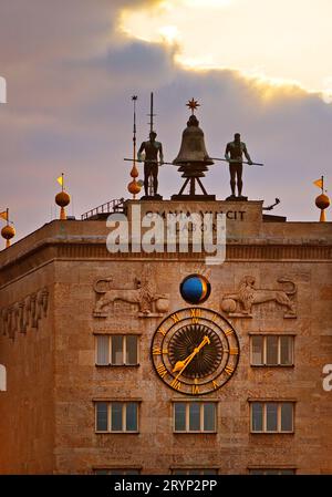 Torre dell'orologio, orologio a torre e meccanismo di battitura con campanili, Krochhochhaus, Sassonia, Germania, Europa Foto Stock