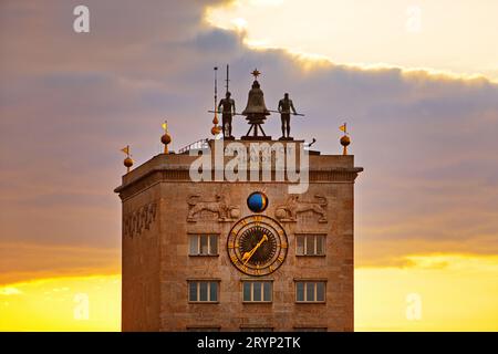 Torre dell'orologio, orologio a torre e meccanismo di battitura con campanili, Krochhochhaus, Sassonia, Germania, Europa Foto Stock