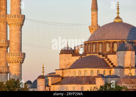 Moschea blu al tramonto nel centro di Istanbul. Sultanahamet, Turchia Foto Stock