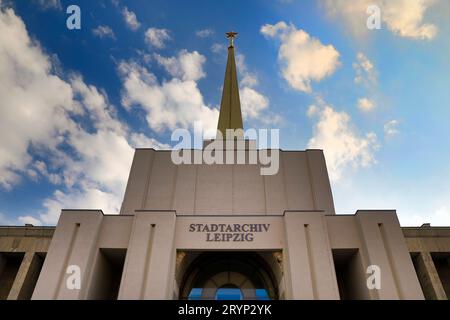 Stadtarchiv Leipzig, di fronte al nuovo archivio della città nell'ex padiglione sovietico, Lipsia, Germania Foto Stock