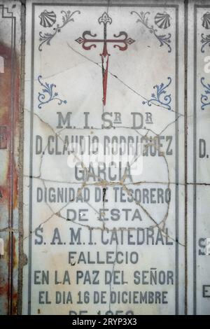 Pietra tombale nella cattedrale di Santiago de Compostela, Galizia, Spagna Foto Stock