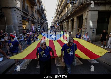 Barcellona/Spagna/la votazione è stata brutalmente soppressa dalle forze di sicurezza spagnole oggi, sei anni dopo che il popolo catalano ha organizzato unilateralmente un referendum per votare a favore dell'indipendenza del proprio territorio. Il voto è stato duramente represso dalle forze di sicurezza spagnole, un triste evento che i catalani ricordano oggi con dolore. Queste sono alcune immagini delle manifestazioni di oggi in occasione del sesto anniversario del referendum. The Barcelona Strip Spain Copyright: XAhmedxadnanx  P9Y0684 Credit: Imago/Alamy Live News Foto Stock