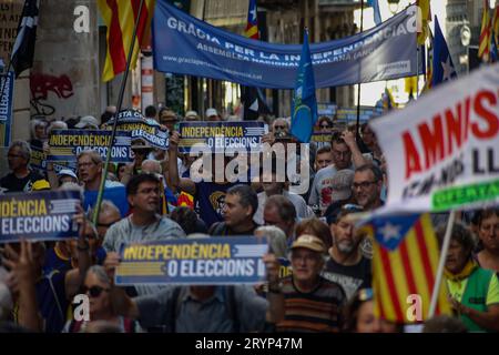 Barcellona/Spagna/la votazione è stata brutalmente soppressa dalle forze di sicurezza spagnole oggi, sei anni dopo che il popolo catalano ha organizzato unilateralmente un referendum per votare a favore dell'indipendenza del proprio territorio. Il voto è stato duramente represso dalle forze di sicurezza spagnole, un triste evento che i catalani ricordano oggi con dolore. Queste sono alcune immagini delle manifestazioni di oggi in occasione del sesto anniversario del referendum. The Barcelona Strip Spain Copyright: XAhmedxadnanx  P9Y0662 Credit: Imago/Alamy Live News Foto Stock