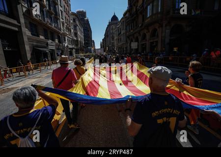 Barcellona/Spagna/la votazione è stata brutalmente soppressa dalle forze di sicurezza spagnole oggi, sei anni dopo che il popolo catalano ha organizzato unilateralmente un referendum per votare a favore dell'indipendenza del proprio territorio. Il voto è stato duramente represso dalle forze di sicurezza spagnole, un triste evento che i catalani ricordano oggi con dolore. Queste sono alcune immagini delle manifestazioni di oggi in occasione del sesto anniversario del referendum. The Barcelona Strip Spain Copyright: XAhmedxadnanx  P9Y0600 Credit: Imago/Alamy Live News Foto Stock
