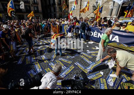 Barcellona/Spagna/la votazione è stata brutalmente soppressa dalle forze di sicurezza spagnole oggi, sei anni dopo che il popolo catalano ha organizzato unilateralmente un referendum per votare a favore dell'indipendenza del proprio territorio. Il voto è stato duramente represso dalle forze di sicurezza spagnole, un triste evento che i catalani ricordano oggi con dolore. Queste sono alcune immagini delle manifestazioni di oggi in occasione del sesto anniversario del referendum. The Barcelona Strip Spain Copyright: XAhmedxadnanx  P9Y0733 Credit: Imago/Alamy Live News Foto Stock