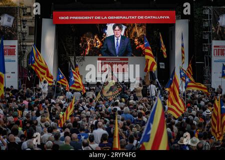 Barcellona/Spagna/la votazione è stata brutalmente soppressa dalle forze di sicurezza spagnole oggi, sei anni dopo che il popolo catalano ha organizzato unilateralmente un referendum per votare a favore dell'indipendenza del proprio territorio. Il voto è stato duramente represso dalle forze di sicurezza spagnole, un triste evento che i catalani ricordano oggi con dolore. Queste sono alcune immagini delle manifestazioni di oggi in occasione del sesto anniversario del referendum. The Barcelona Strip Spain Copyright: XAhmedxadnanx  P9Y1001 Credit: Imago/Alamy Live News Foto Stock
