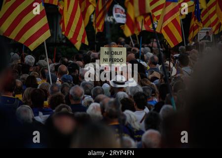 Barcellona/Spagna/la votazione è stata brutalmente soppressa dalle forze di sicurezza spagnole oggi, sei anni dopo che il popolo catalano ha organizzato unilateralmente un referendum per votare a favore dell'indipendenza del proprio territorio. Il voto è stato duramente represso dalle forze di sicurezza spagnole, un triste evento che i catalani ricordano oggi con dolore. Queste sono alcune immagini delle manifestazioni di oggi in occasione del sesto anniversario del referendum. The Barcelona Strip Spain Copyright: XAhmedxadnanx  P9Y0993 Credit: Imago/Alamy Live News Foto Stock