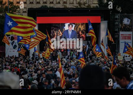 Barcellona/Spagna/la votazione è stata brutalmente soppressa dalle forze di sicurezza spagnole oggi, sei anni dopo che il popolo catalano ha organizzato unilateralmente un referendum per votare a favore dell'indipendenza del proprio territorio. Il voto è stato duramente represso dalle forze di sicurezza spagnole, un triste evento che i catalani ricordano oggi con dolore. Queste sono alcune immagini delle manifestazioni di oggi in occasione del sesto anniversario del referendum. The Barcelona Strip Spain Copyright: XAhmedxadnanx  P9Y1200 Credit: Imago/Alamy Live News Foto Stock