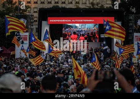 Barcellona/Spagna/la votazione è stata brutalmente soppressa dalle forze di sicurezza spagnole oggi, sei anni dopo che il popolo catalano ha organizzato unilateralmente un referendum per votare a favore dell'indipendenza del proprio territorio. Il voto è stato duramente represso dalle forze di sicurezza spagnole, un triste evento che i catalani ricordano oggi con dolore. Queste sono alcune immagini delle manifestazioni di oggi in occasione del sesto anniversario del referendum. The Barcelona Strip Spain Copyright: XAhmedxadnanx  P9Y1202 Credit: Imago/Alamy Live News Foto Stock