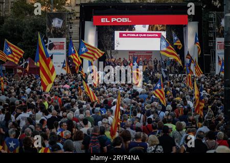 Barcellona/Spagna/la votazione è stata brutalmente soppressa dalle forze di sicurezza spagnole oggi, sei anni dopo che il popolo catalano ha organizzato unilateralmente un referendum per votare a favore dell'indipendenza del proprio territorio. Il voto è stato duramente represso dalle forze di sicurezza spagnole, un triste evento che i catalani ricordano oggi con dolore. Queste sono alcune immagini delle manifestazioni di oggi in occasione del sesto anniversario del referendum. The Barcelona Strip Spain Copyright: XAhmedxadnanx  P9Y1166 Credit: Imago/Alamy Live News Foto Stock