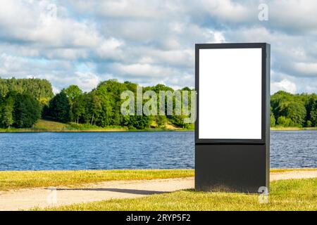 Un modello di tabellone bianco all'aperto sulla spiaggia del lago Foto Stock