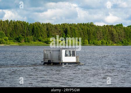 Piccolo catamarano in barca a vela con passeggeri sul lago Foto Stock