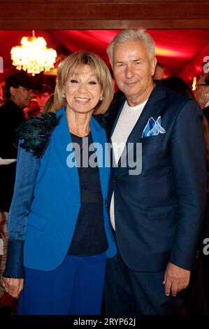 Judy Winter und Klaus Wowereit bei der Geburtstagsfeier zum 70. Geburtstag von Klaus Wowereit in der Bar jeder Vernunft. Berlin, 30.09.2023 *** Judy Winter e Klaus Wowereit alla festa di 70 anni di Klaus Wowereit al Bar jeder Vernunft Berlin, 30 09 2023 foto:XB.xDummerx/xFuturexImagex wowereit 3936 Credit: Imago/Alamy Live News Foto Stock
