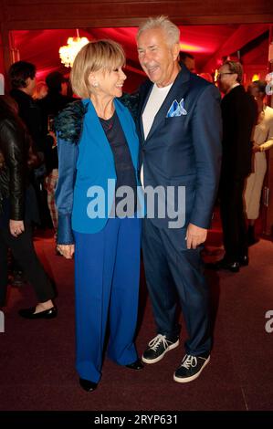 Judy Winter und Klaus Wowereit bei der Geburtstagsfeier zum 70. Geburtstag von Klaus Wowereit in der Bar jeder Vernunft. Berlin, 30.09.2023 *** Judy Winter e Klaus Wowereit alla festa di 70 anni di Klaus Wowereit al Bar jeder Vernunft Berlin, 30 09 2023 foto:XB.xDummerx/xFuturexImagex wowereit 3935 Credit: Imago/Alamy Live News Foto Stock