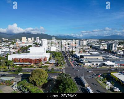 Vista aerea del CBD di Cairns con uno sfondo naturale nel Martin Munro Park Queensland Foto Stock