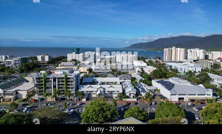 Vista aerea del CBD di Cairns con uno sfondo naturale nel Martin Munro Park Queensland Foto Stock