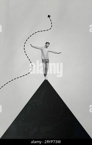 Collage astratto composito verticale creativo di un giovane simpatico che si equilibra con le mani in cima a uno sfondo di disegno isolato a triangolo Foto Stock