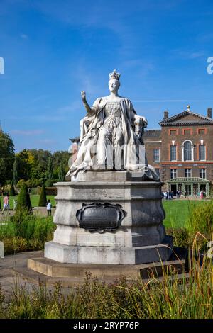 Statua della Regina Vittoria all'esterno di Kensington Palace, scolpita dalla sua quarta figlia, la Principessa Luisa, Londra, Inghilterra, Regno Unito, 2023 Foto Stock