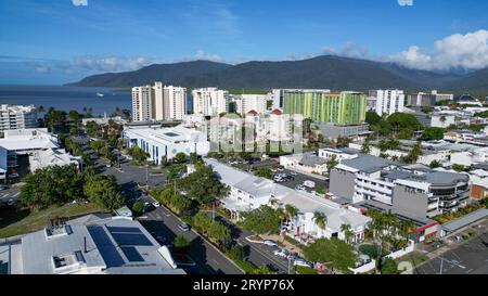 Vista aerea del CBD di Cairns con uno sfondo naturale nel Martin Munro Park Queensland Foto Stock