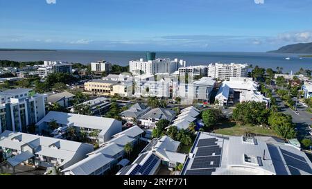 Vista aerea del CBD di Cairns con uno sfondo naturale nel Martin Munro Park Queensland Foto Stock