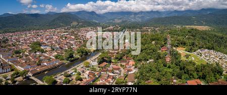 Vista aerea panoramica della città storica di Paraty e del fiume, montagne verdi e nuvole bianche sullo sfondo Foto Stock