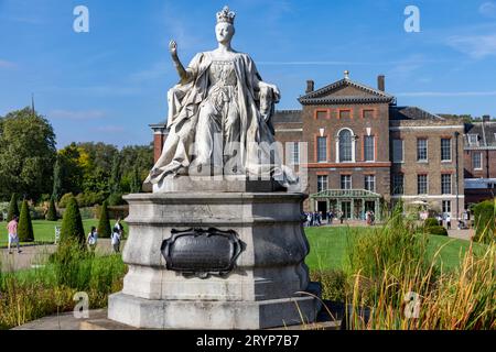 Statua della Regina Vittoria all'esterno di Kensington Palace, scolpita dalla sua quarta figlia, la Principessa Luisa, Londra, Inghilterra, Regno Unito, 2023 Foto Stock