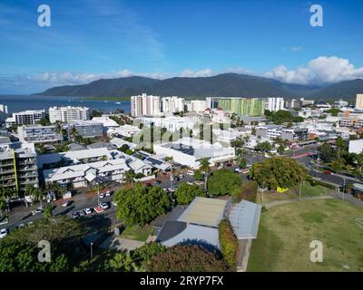 Vista aerea del CBD di Cairns con uno sfondo naturale nel Martin Munro Park Queensland Foto Stock