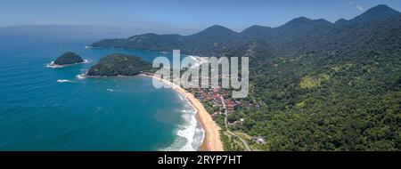 Vista aerea del piccolo villaggio sulla spiaggia di Picinguaba, delle isole e della baia, del meraviglioso paesaggio della costa verde Foto Stock