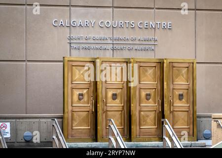 Calgary, Alberta, Canada. 4 giugno 2023. Calgary Courts Centre. Le porte erano destinate a simboleggiare il passaggio in un edificio W. Foto Stock