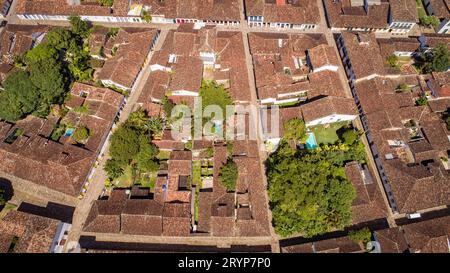 Vista aerea ravvicinata sul tetto degli edifici della città storica Paraty in una giornata di sole, patrimonio mondiale dell'UNESCO Foto Stock