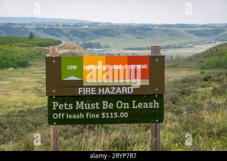 Cochrane, Alberta, Canada. 4 giugno 2023. Un cartello per il rischio di incendio al parco provinciale Glenbow Ranch Foto Stock