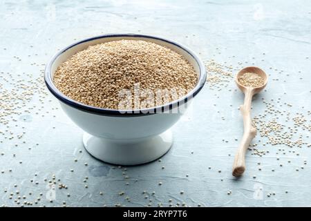 Quinoa in una ciotola, legno biologico sano, crudo Foto Stock