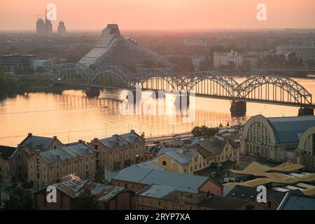 Vista al tramonto dalla piattaforma di osservazione dell'Accademia delle Scienze lettone a riga, Lettonia Foto Stock