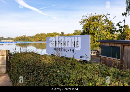 Il Serpentine Bar and Kitchen Restaurant Cafe' al limitare del Serpentine in Hyde Park Londra, Inghilterra, Regno Unito Foto Stock