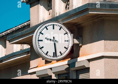 Grande orologio analogico a parete sulla stazione ferroviaria Foto Stock