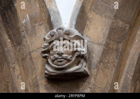 Testa intagliata a St. Peter e St. Paul Church, Watford, Northamptonshire, Inghilterra, Regno Unito Foto Stock