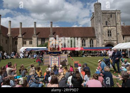 L'ospedale di Santa Croce e Almshouse di Nobile povertà festa estiva annuale si svolge da oltre 150 anni. Nel 2022 hanno partecipato circa 2.000 persone. Winchester, Hampshire, Inghilterra 25 giugno 2022. 2020S UK HOMER SYKES Foto Stock