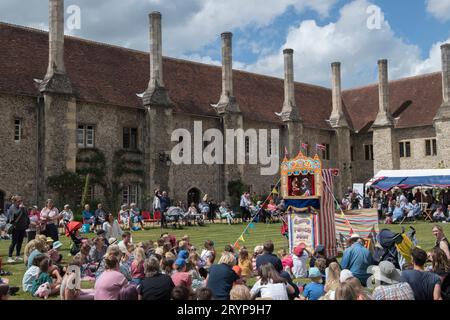 L'ospedale di Santa Croce e Almshouse di Nobile povertà festa estiva annuale si svolge da oltre 150 anni. Nel 2022 hanno partecipato circa 2.000 persone. Winchester, Hampshire, Inghilterra 25 giugno 2022. 2020S UK HOMER SYKES Foto Stock