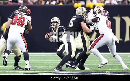 New Orleans, USA. 1 ottobre 2023. Il quarterback dei New Orleans Saints Taysom Hill (7) corse per qualche yardage durante una partita della National Football League al Caesars Superdome di New Orleans, Louisiana, domenica 1 ottobre 2023. (Foto di Peter G. Forest/Sipa USA) credito: SIPA USA/Alamy Live News Foto Stock